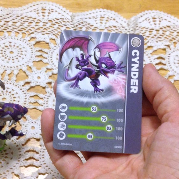 Skylanders Spyro’s Adventure Cynder Figure plus collector's card - Picture 7 of 9